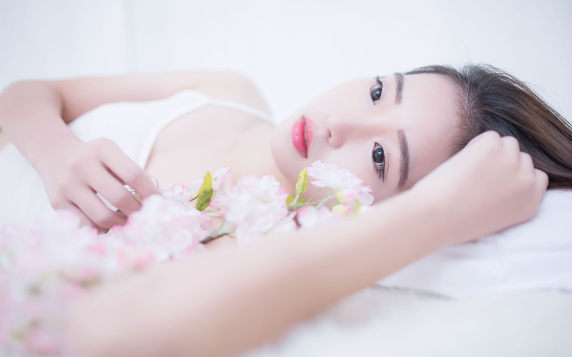 武汉渡江节：两千余名中外“泳士”搏浪长江